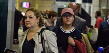 مسافرين روس عقب وصولهم لمطار القاهرة عقب استئناف الرحلات بين البلدين ابريل 2018