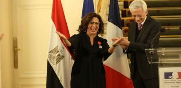 المخرجة والمنتجة ماريان خوري أثناء تكريمها في السفارة الفرنسية
