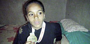 «مروة» تحمل ميدالية الفوز داخل غرفتها