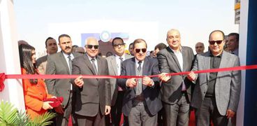 وزير البترول ومحافظ الجيزة أثناء افتتاح المحطات الجديدة