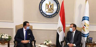 وزير البترول يستقبل السفير الفرنسي بالقاهرة