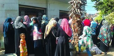 زحام المواطنين على شباك التذاكر قبل موعد عمله رسمياً