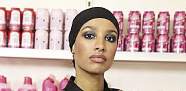 عارضة أزياء إنجليزية تنشر الحجاب