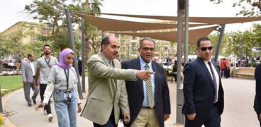 جانب من الجولة لنائب رئيس جامعة عين شمس