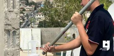 شاب فلسطيني أجبره الاحتلال الإسرائيلي على هدم منزله