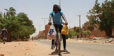 محمد الطاهر على متن دراجته في شوارع الخرطوم