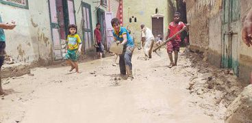 مياه السيول أغرقت شوارع قرية «أولاد الشيخ» فى سوهاج