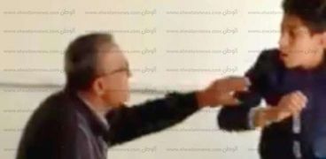 معلم يعتدي على طالب بالإسكندرية.. خبير نفسي يحلل سبب انتشار الظاهرة