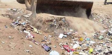 رفع المخلفات من طريق "سوهاج – قنا" الزراعي بقرية برديس