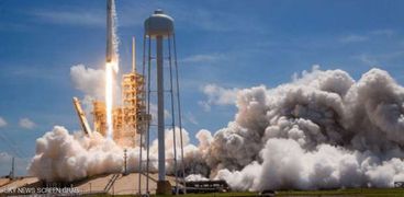 صاروخ سبيس إكس ينطلق إلى الفضاء
