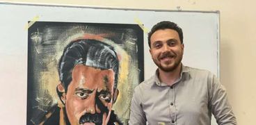 عادل حمدي يرسم اللوحات بالمقلوب بالدقهلية