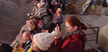 السياح فوق جبل موسي يشاهدون شروق الشمس