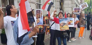 الجالية المصرية في لندن وقفة احتجاجية أمام دار كريستنز