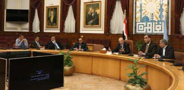 محافظ القاهرة يلتقى اتحاد شاغلين البورصة