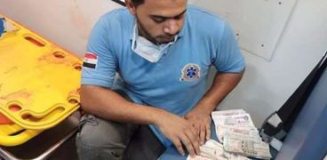 مسعفين في الإسكندرية يسلمون مبلغ ٩ آلاف جنيه لذوي مصاب
