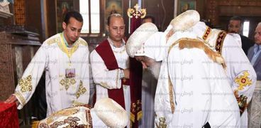 بالصور| البابا يقلد المسيح ويغسل أرجل الأساقفة في قداس "خميس العهد"