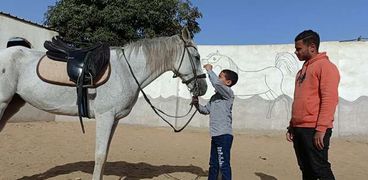 تدريب الأطفال على الفروسية بقرية دمو عاصمة الخيول والفروسية