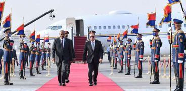 الرئيس عبدالفتاح السيسى خلال استقباله «البرهان» فى مطار القاهرة أمس
