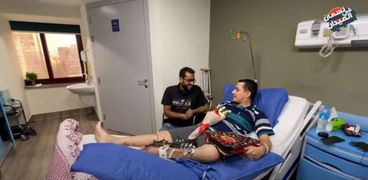 اليوتيوبر الفلسطيني علي نسمان في زيارة مصابي غزة بمستشفى معهد ناصر