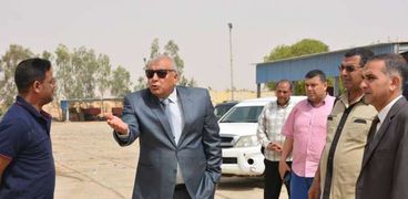 محافظ الوادي الجديد يتفقد مصنع تدوير المخلفات بمدينة الخارجة