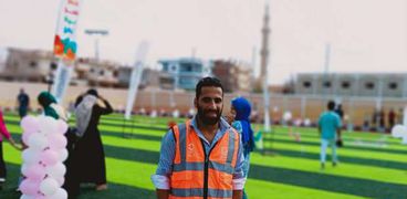 عبدالرحمن متطوع في مبادرة حياة كريمة