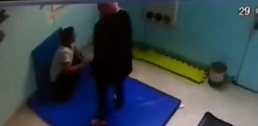 ضرب الطفل في الفيديو