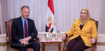 وزيرة التضامن الاجتماعى  خلال استقبالها  السفير الامريكى بالقاهرة 