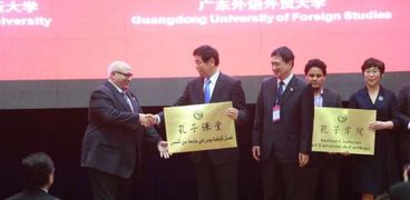 رئيس البرلمان الصيني يسلم جامعة عين شمس لوحة فصل كونفوشيوس