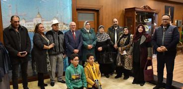 محافظ بورسعيد مع أسر أبطال المقاومة الشعبية