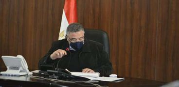 اللواء عمرو حنفى محافظ البحر الأحمر خلال المجلس التنفيذي