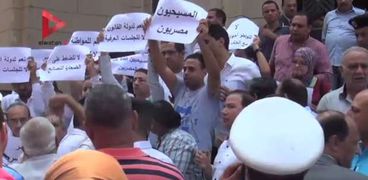 الأمن يحاول فض مظاهرة أمام النائب العام.. والمشاركون: "مش فيه تصريح"