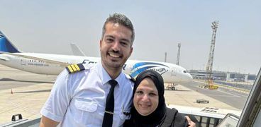 أول رد من الطيار المصري بعد مفأجاة والدته