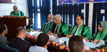 رئيس جامعة دمنهور يترأس لجنة رسالة دكتوراه الفلسفة فى العلوم البيطرية