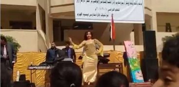 راقصة المدرسة