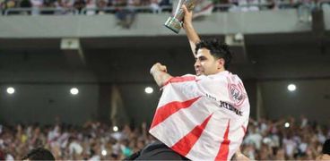 محمد إبراهيم أثناء احتفاله بلقب كأس مصر في الموسم الماضي