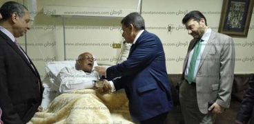 وزير المالية خلال زيارته لمدير جمارك العين السخنة المصاب