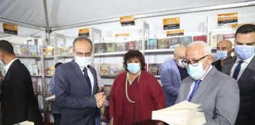 الدكتورة إيناس عبدالدايم وزيرة الثقافة ومحافظ بورسعيد خلال افتتاح معرض بورسعيد الرابع للكتاب