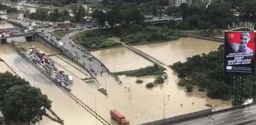 مياه الفيضانات تغمر الطرق في ماليزيا