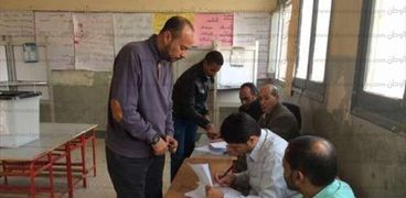 بالصور| إقبال متوسط على التصويت بمدرسة جيل أكتوبر الابتدائية في جنوب سيناء