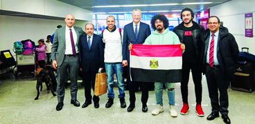 أحمد طارق مع المصريين العائدين من أوكرانيا فى بولندا