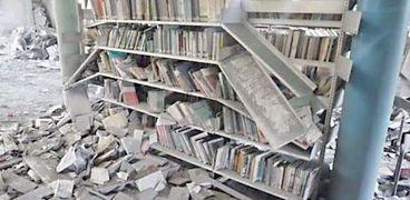 •	 بقايا المكتبة العامة الرئيسية بعد تدميرها بفعل الغارات الجوية الإسرائيلية