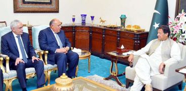 وزير الخارجية مع رئيس الوزراء الباكستاني