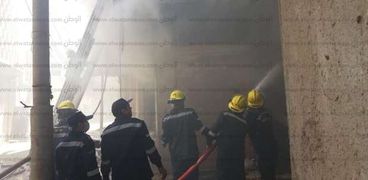 اندلاع حريق هائل بمخازن منزل سكي يحوي مواد بلاستيكية بالمحلة 