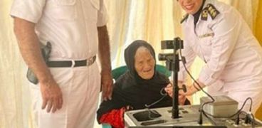 امرأة تبلغ من العمر 102 سنة