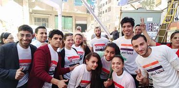 شباب يعملون على تسهيل العملية الانتخابية أمام مقار لجان منشأة ناصر بالقاهرة