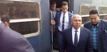 صورة للفريق كامل الوزير خلال تفقده محطة مصر