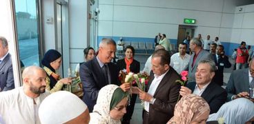 رئيس مصر للطيران يستقبل الحجاج بالورود - ارشيف