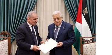 الرئيس الفلسطيني يقبل استقالة حكومة أشتية