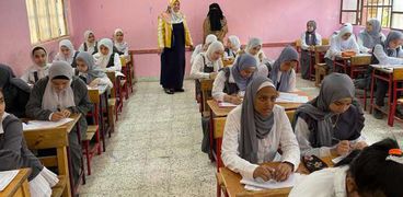 طالبات تؤدي امتحانات الترم الثاني 2023 داخل اللجنة
