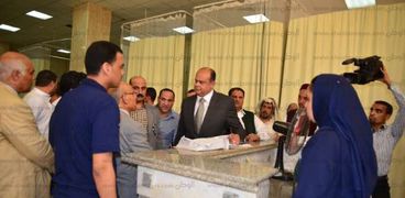 محافظ مطروح خلال زيارته لمستشفى الضبعه